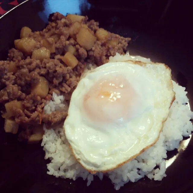 おはようございまーす´ω`)ﾉ
今日の朝ごはんは母が作ってくれたフィリピン料理、ギニレンです♪
豚挽き肉とジャガイモを、トマト、玉葱、ニンニク、塩、胡椒、フィリピンの醤油で炒めた一品です♪|Kashimanakitchenさん