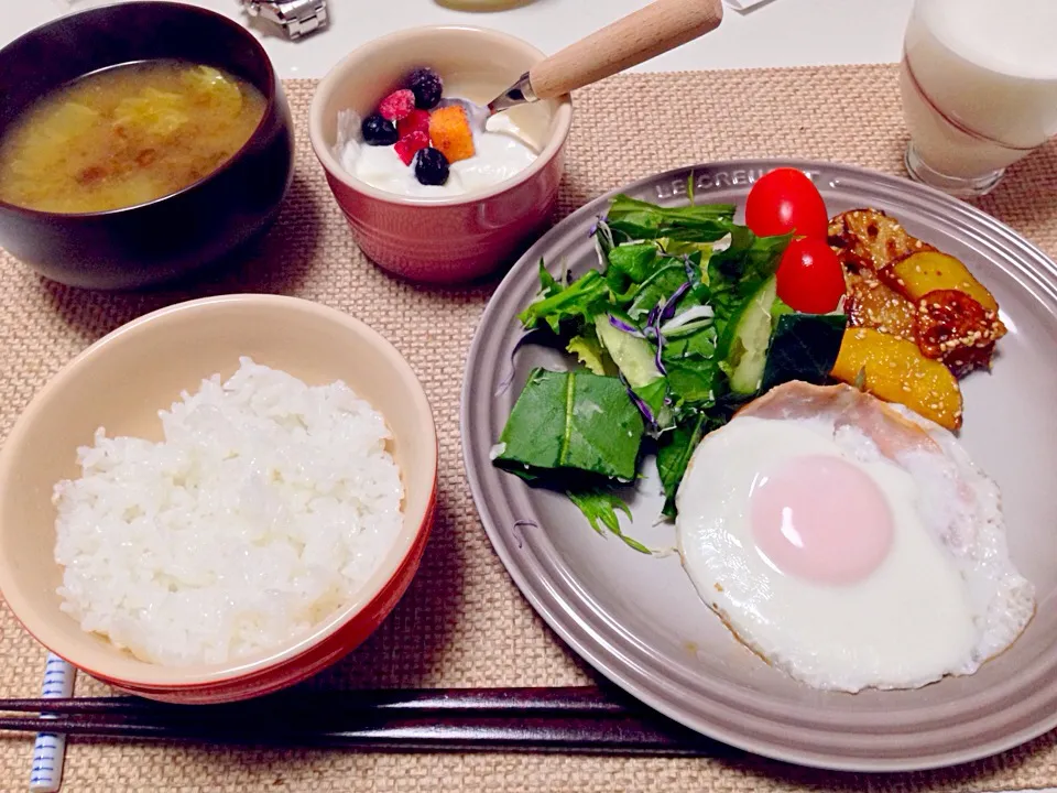 ハムエッグ サラダ 蓮根とさつまいもの甘辛 えのきと白菜の味噌汁 ヨーグルト 牛乳|にゃろめさん