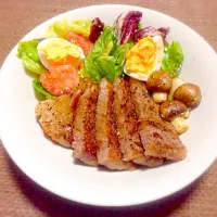 Snapdishの料理写真:Hida beef steak salad（飛騨牛のステーキサラダ）|Polar Bearさん