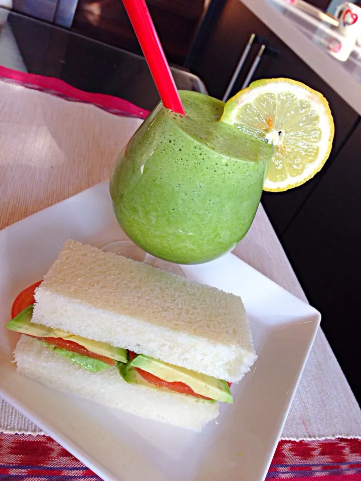 Avocado sandwich & green smoothie|viviさん