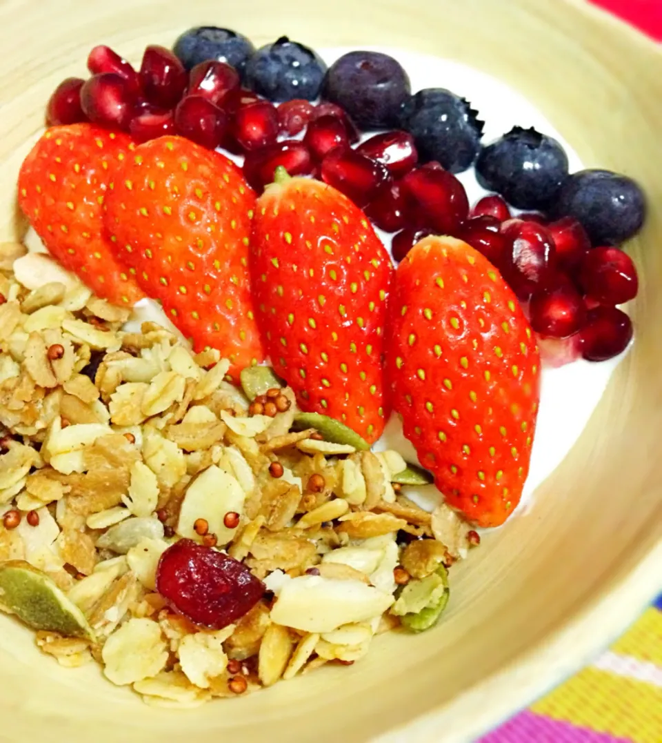 Breakfast of quinoa granola with Greek yogurt and fruits|coxiella24さん