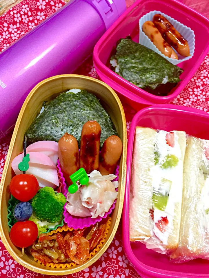 塩鮭おむすび弁当(⊹＾◡＾)ノo.♡ﾟ｡*フルーツサンドイッチもあるよ〜|Blueberry🫐さん