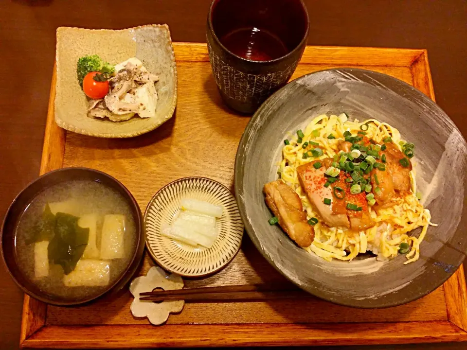 焼き親子丼/じゃがいもときのこのサラダ/お揚げと人参の味噌汁|lotusさん