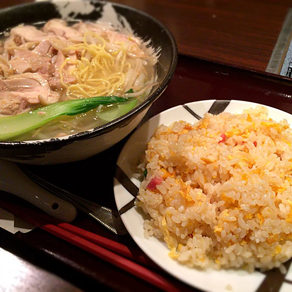 鶏麺+半チャーハン。チャーハンの量が多すぎる！ ちょっと残した。|さるさん