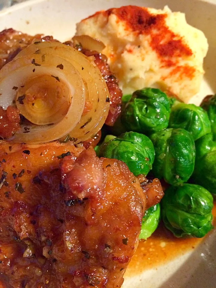 Ready!!... Basil garlic teriyaki chicken with Brussel sprouts and mashed potatoes!! Dozo!!|Nigel Nakadaさん