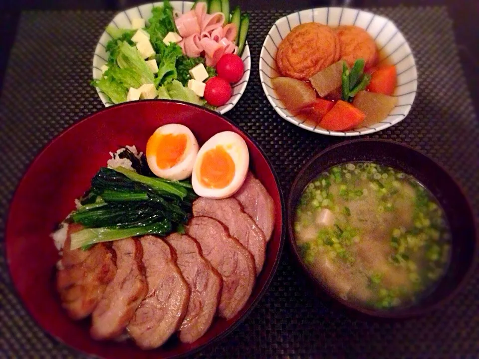 Snapdishの料理写真:焼豚丼、煮物、サラダ、お味噌汁|ayumiさん