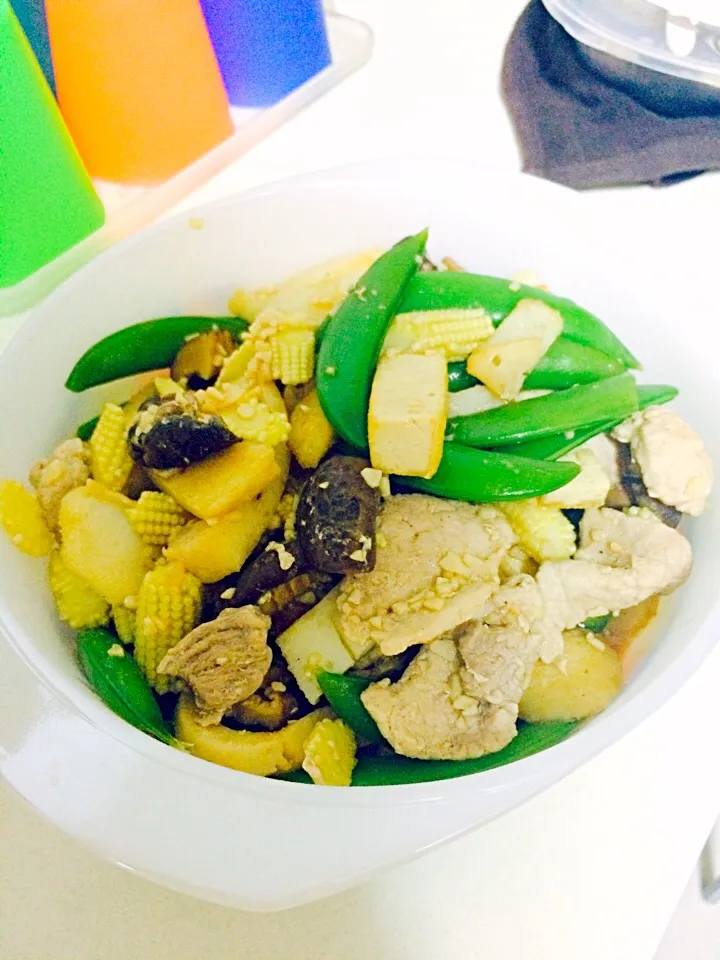 Healthy balanced one pot dish!snow peas with lean meat,corns, mushrooms and beancurd|Angel Aloysiousさん