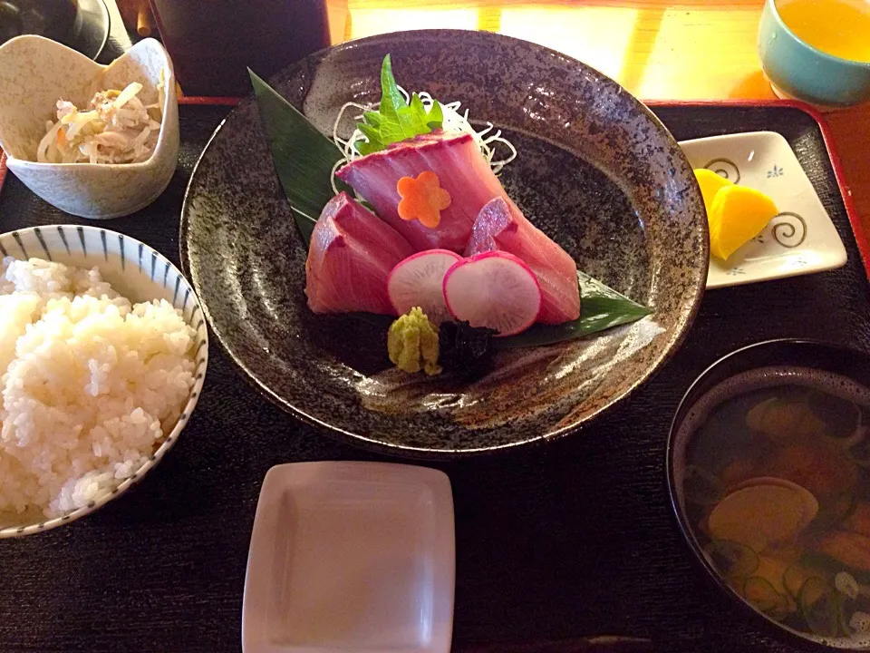 今日のランチ@横浜  ブリ刺し〜|まりまりさん