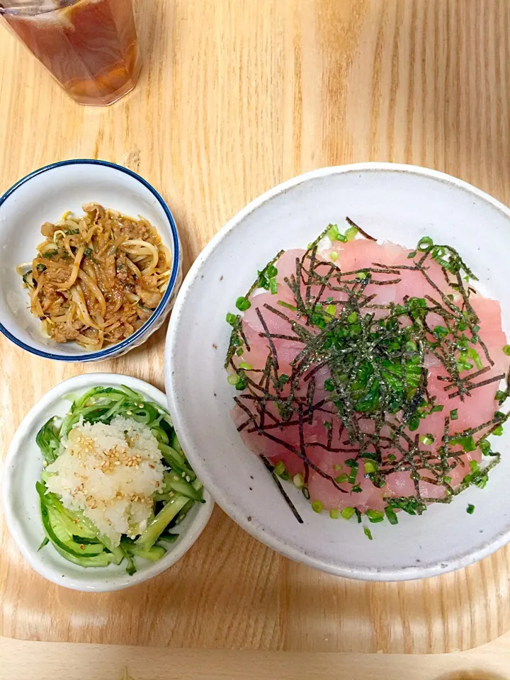 まぐろ丼、豚肉モヤシ炒め、ごま油冷奴✧*|Makiさん