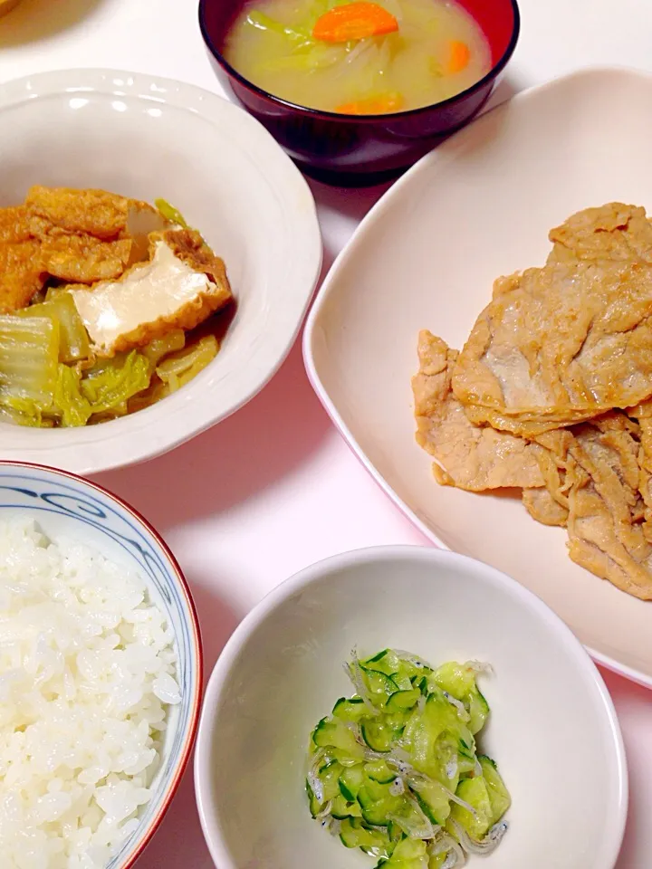 手作り♡生姜焼き、白菜とあげの煮物、野菜たっぷりお味噌汁、きゅうりとおじゃこの酢の物。|mari♡（もも(*´∀｀*)♪）さん