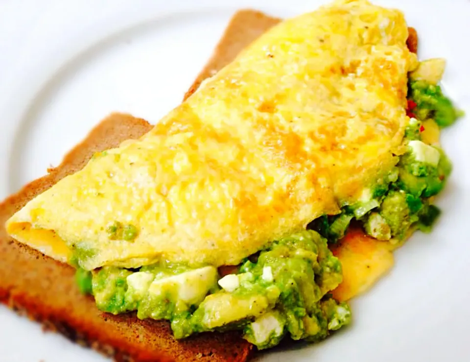 Omelette stuffed with Avo, Feta, Chives, Chili and Pesto|Safiraさん