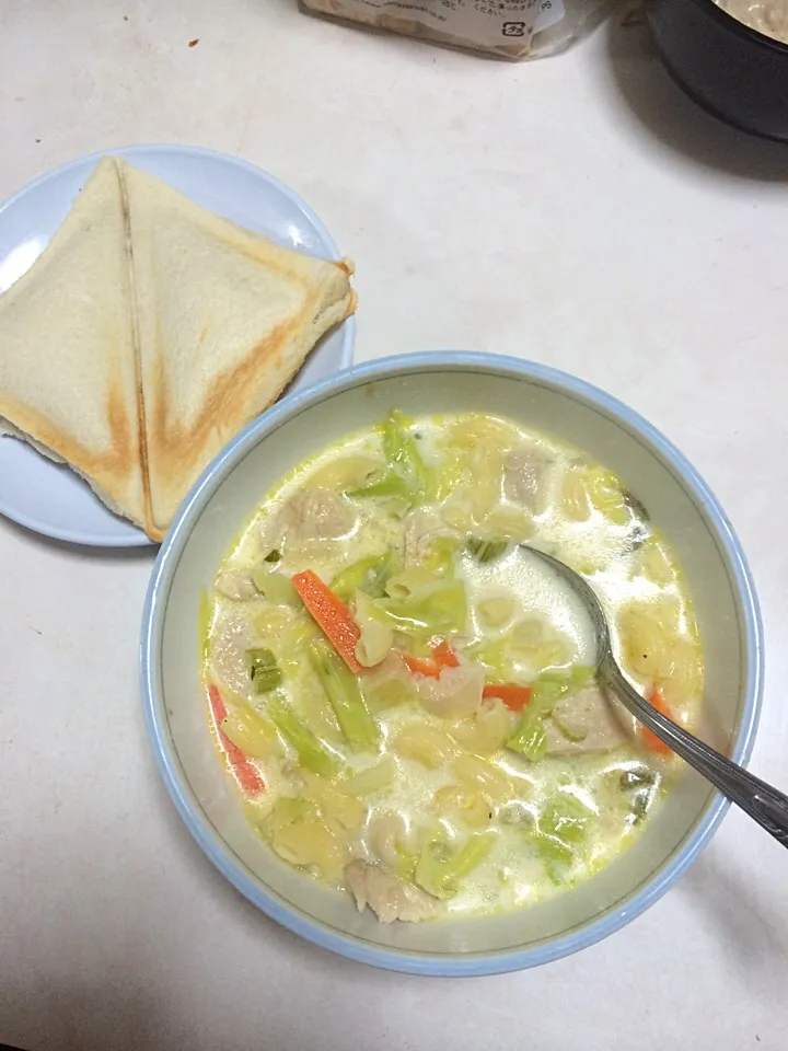 Sopas and grilled tuna sandwich|bowssyさん