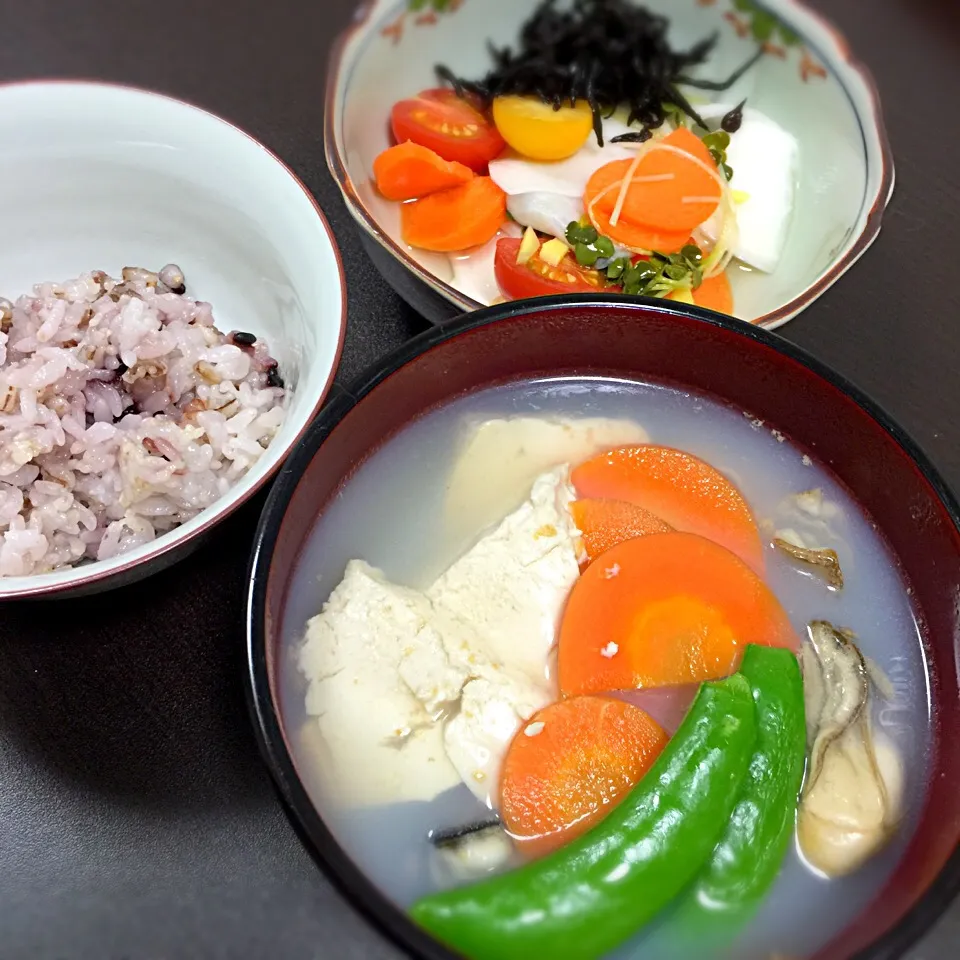 Snapdishの料理写真:今日の朝ごはん。昨日の残りの牡蠣スープ、野菜の酢漬け、雑穀ごはん。|リュカさん