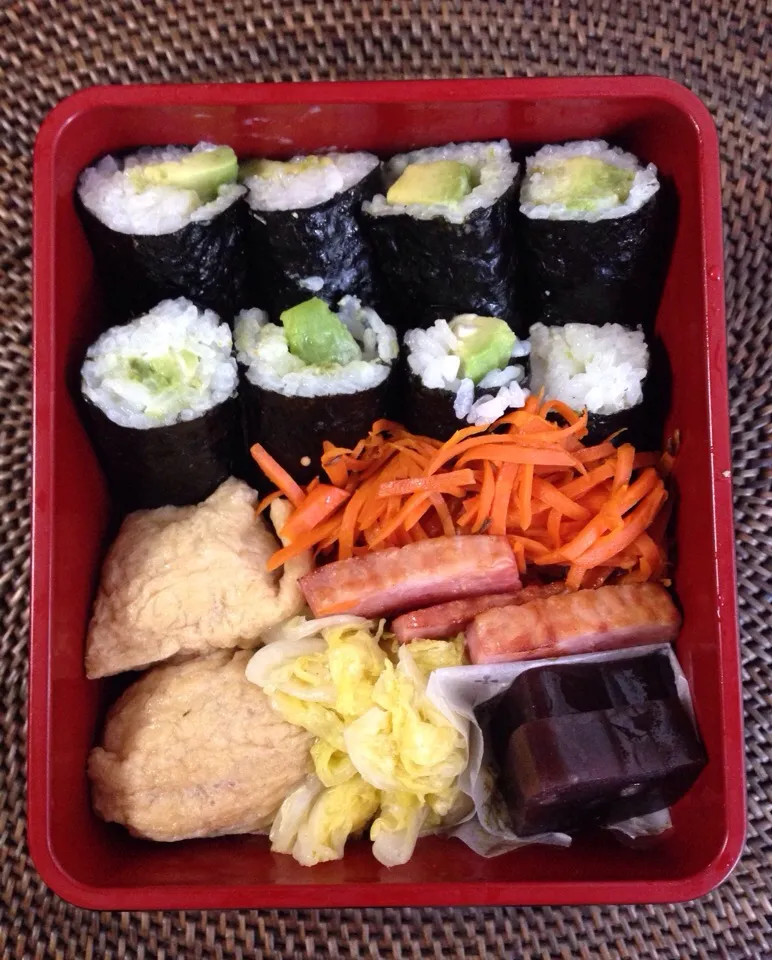 Snapdishの料理写真:アボカドわさびマヨ巻き弁当|*なおみん*さん