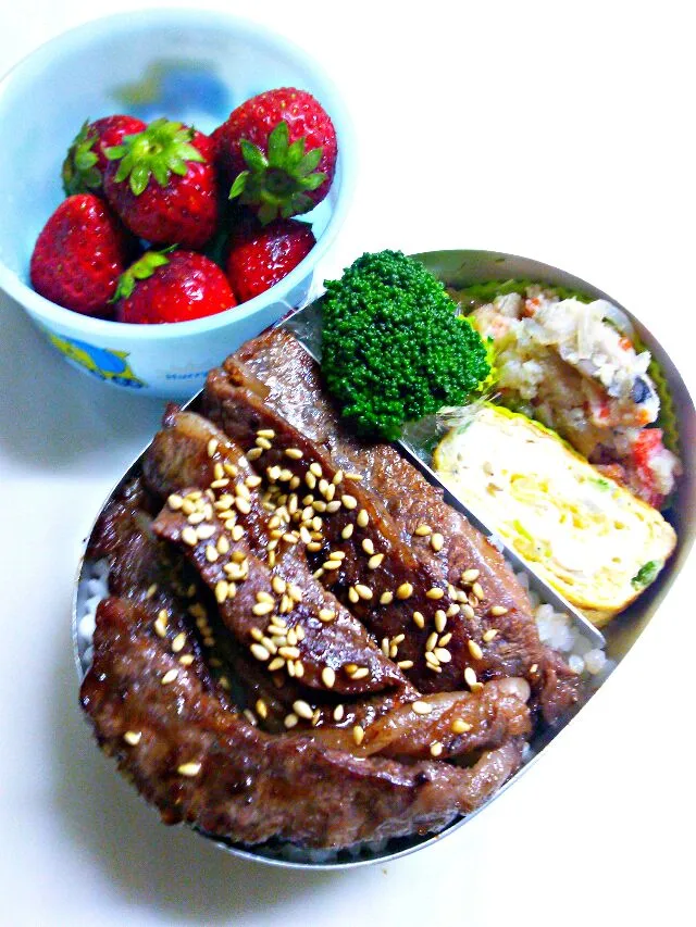 Snapdishの料理写真:☆園弁＊年長＊ｱﾙﾐ☆焼肉弁当＊ｼﾗｽ葱卵焼き＊卯の花＊ﾌﾞﾛｯｺﾘｰ＊苺( ￣▽￣)最近肉肉しい食事アップ多いですが魚も食べてます!ﾀﾚは自家製!|ｼｮｺﾗさん