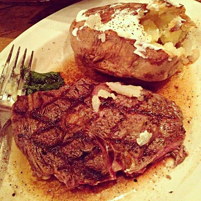 Snapdishの料理写真:Unposted Images 📷 👀 📷 Lone Star Steakhouse 🍴 #Dinner 🔥 😋 #Steak #Beef #Main dish ❤ Baked Potato #Side dish 😆 😆 #Vegetable 🌟 🌟 🌟 🌟|Alisha GodsglamGirl Matthewsさん