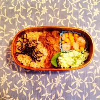 Snapdishの料理写真:今日のお弁当。
牛肉のしぐれ煮。ブロッコリー&卵サラダ。エビコーンバター。
朝からザーザー雨です。
Today’s obento.|阿部誉子さん