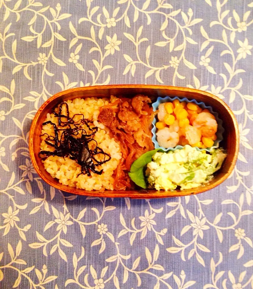 今日のお弁当。
牛肉のしぐれ煮。ブロッコリー&卵サラダ。エビコーンバター。
朝からザーザー雨です。
Today’s obento.|阿部誉子さん