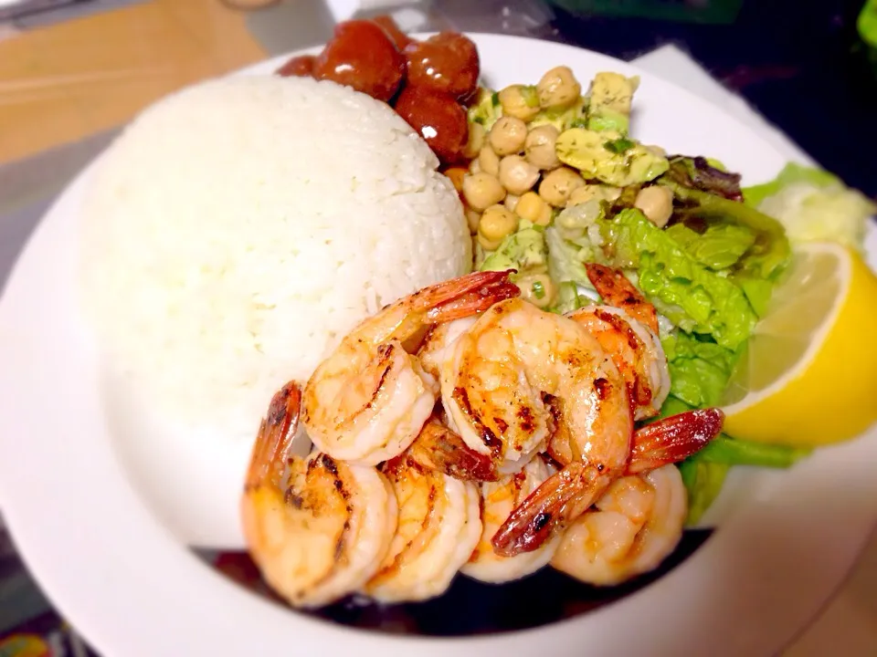 Garlic shrimp with Chickpea salada. ガーリックシュリンプ、ヒヨコマメサラダ。|mrndさん