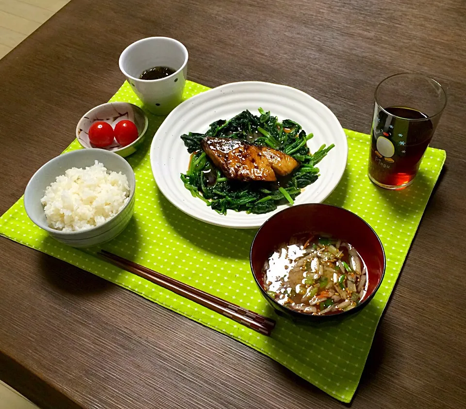 Snapdishの料理写真:鰤の照り焼き&ほうれん草、きんぴらお味噌汁、玄米入りご飯、ミニトマト、もずく酢、ほうじ茶|pentarouさん