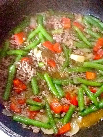 Snapdishの料理写真:Green beans sauteed in ground pork with oyster sauce. Simple dish turned out so yummy.|jans floraさん