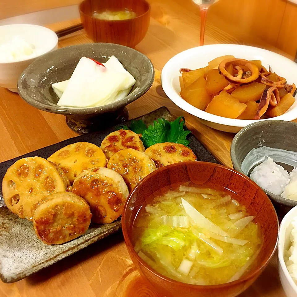 蓮根の挟み揚げ、イカ大根、白菜と大根の味噌汁|happylifeさん