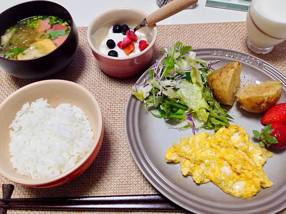 スクランブルエッグ サラダ 蒸し芋 味噌汁 ヨーグルト|にゃろめさん