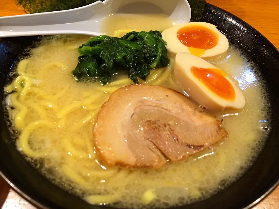 Snapdishの料理写真:玉子ラーメン 豚骨塩 かため 濃いめ|tecklさん