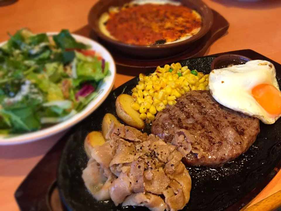 Snapdishの料理写真:サイゼリヤ築地店 焼肉とハンバーグの盛り合わせ ミラノ風ドリア グリーンサラダ|ddr3rdmixさん