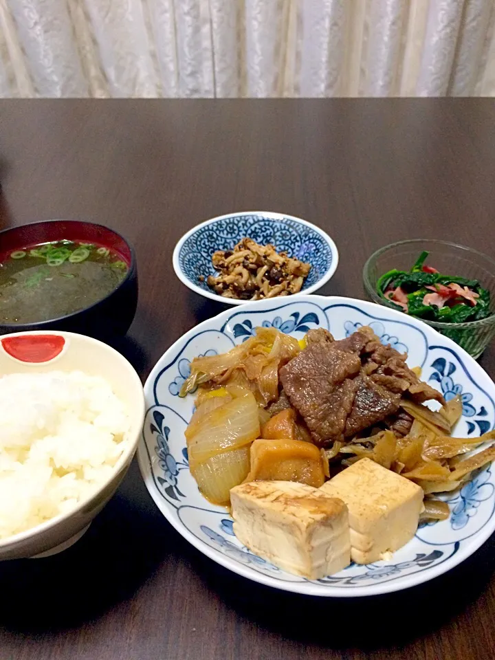 牛肉のすき焼き風、ほうれん草とベーコンのバター炒め、しめじの胡麻和え、ワカメのお味噌汁|Yukoさん