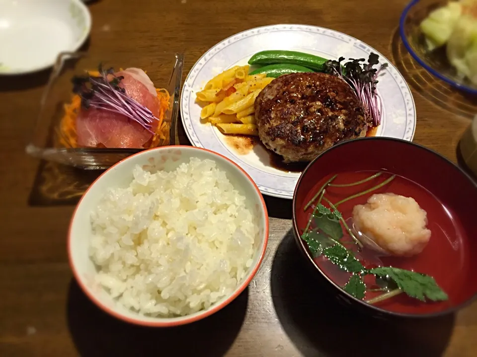 今日の夕飯〜(*^o^*)ハンバーグ赤ワインソース、付け合わせはかぼちゃとベーコンのペンネ、人参と生ハムのサラダ、海老真薯のお吸い物♪…と、写ってないけど白菜のお浸し💦|Ayaさん