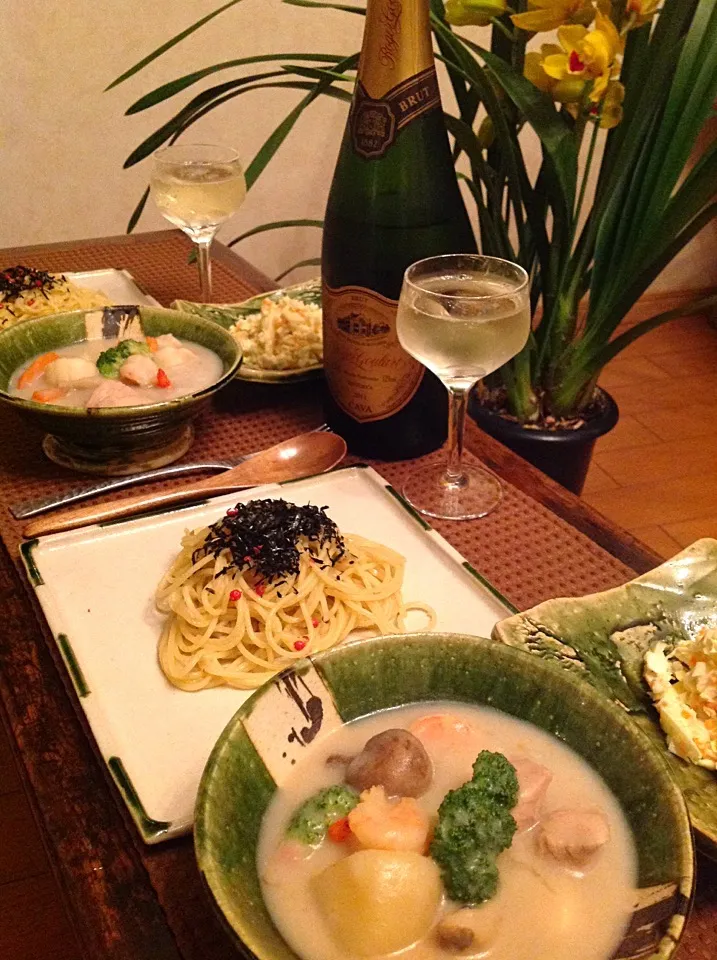 Snapdishの料理写真:夕食 シチュー 柚子胡椒パスタ  コールスローサラダ スパークリングワイン|izunさん