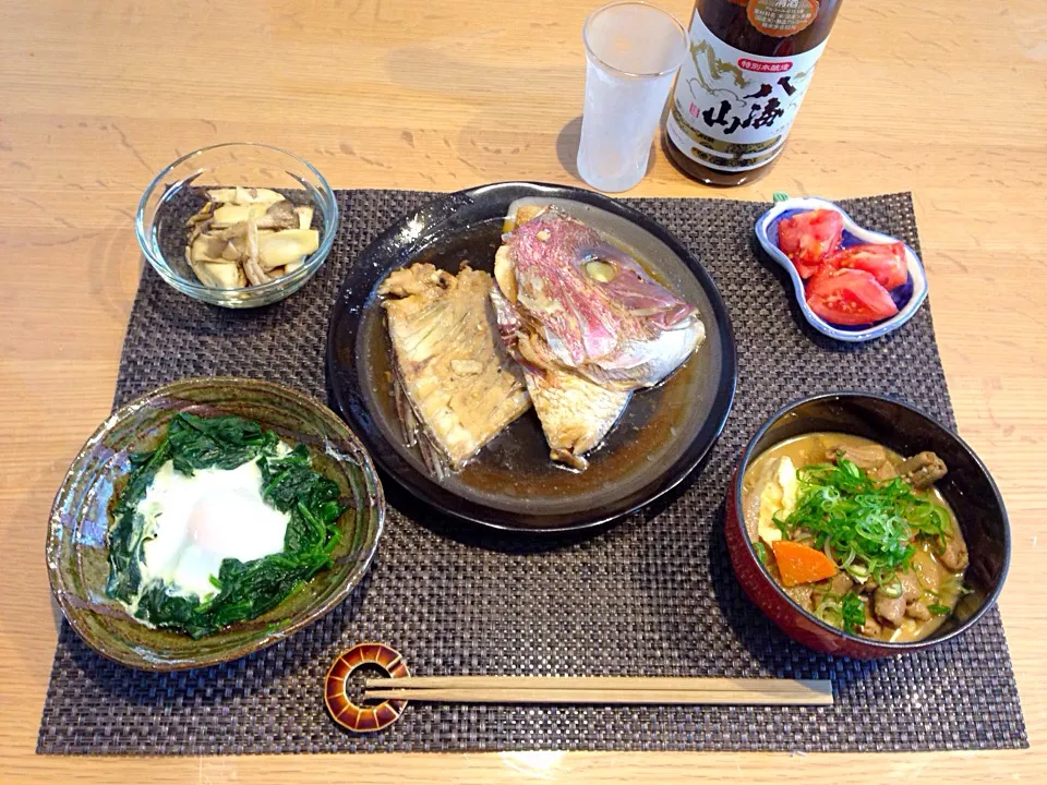 鯛のあら煮、ほうれん草の巣ごもり、モツ煮、キノコのガーリック醤油炒め、トマト|Mikiさん