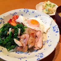 Snapdishの料理写真:今日のご飯。いろいろのっけたドン！さっきのナムルも☻!|momocoさん