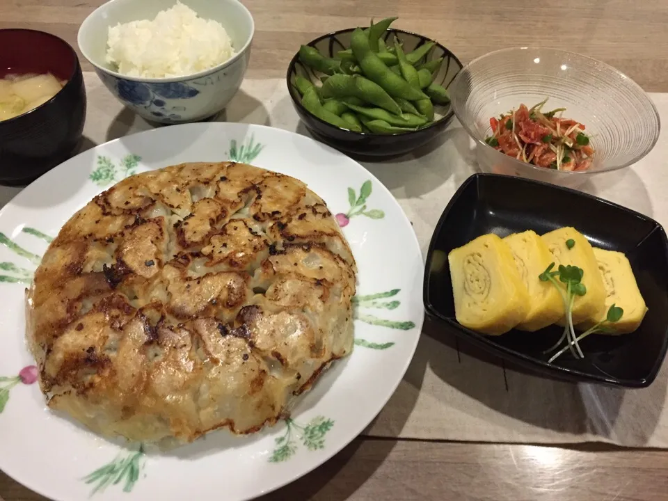 Snapdishの料理写真:白菜ネギのさっぱり餃子・厚焼き玉子・カイワレのキムチ和え・枝豆・麩と人参の味噌汁|まーままさん