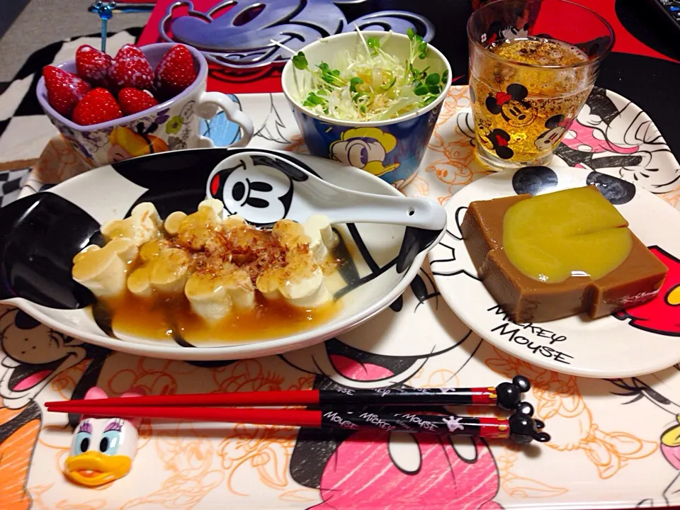 Snapdishの料理写真:あんかけとうふごまとうふきゃべつかいわれさらだいちご🍓|ミッキーまうすさん