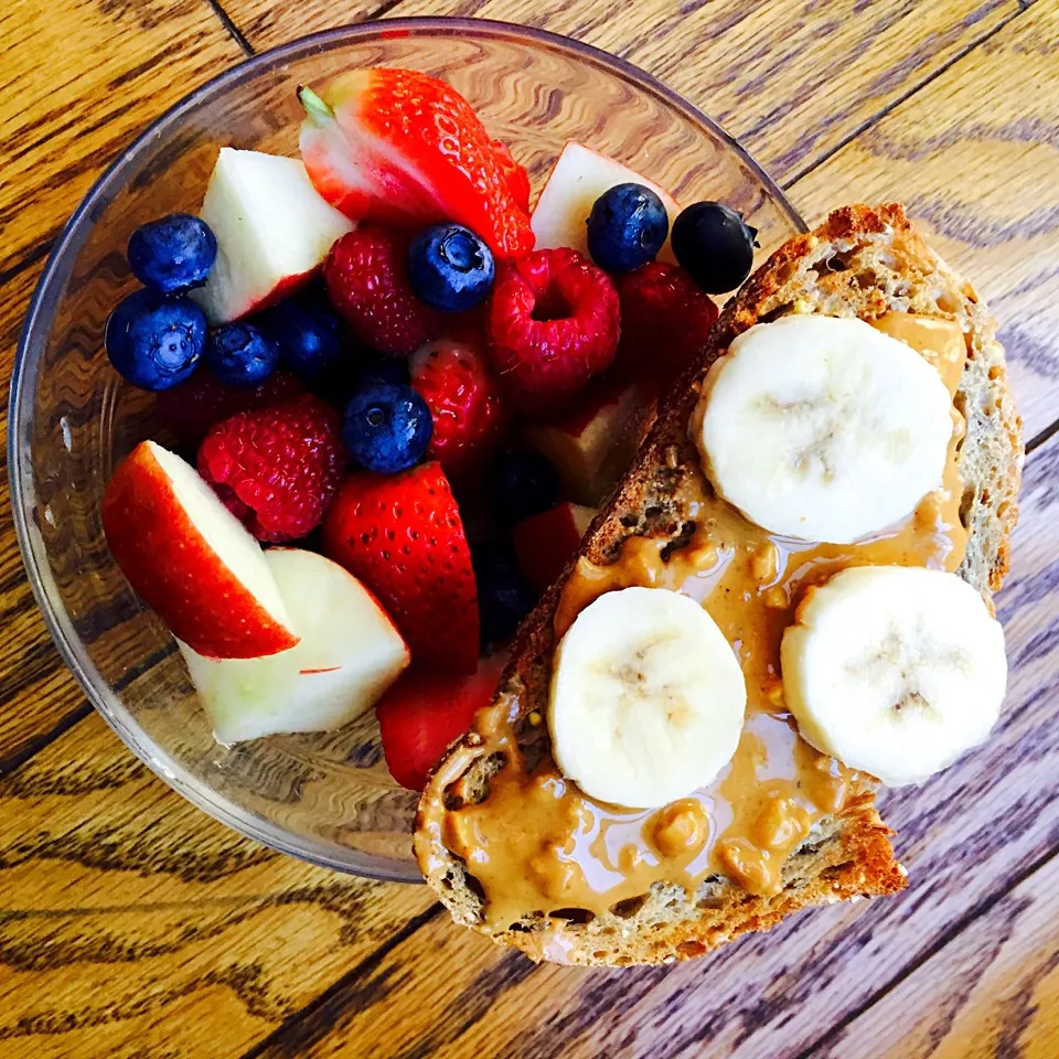 Artesian whole grain bread with organic peanut butter and banana drizzled with honey paired with a mixed berry and apple fruit bowl|victoria valerioさん