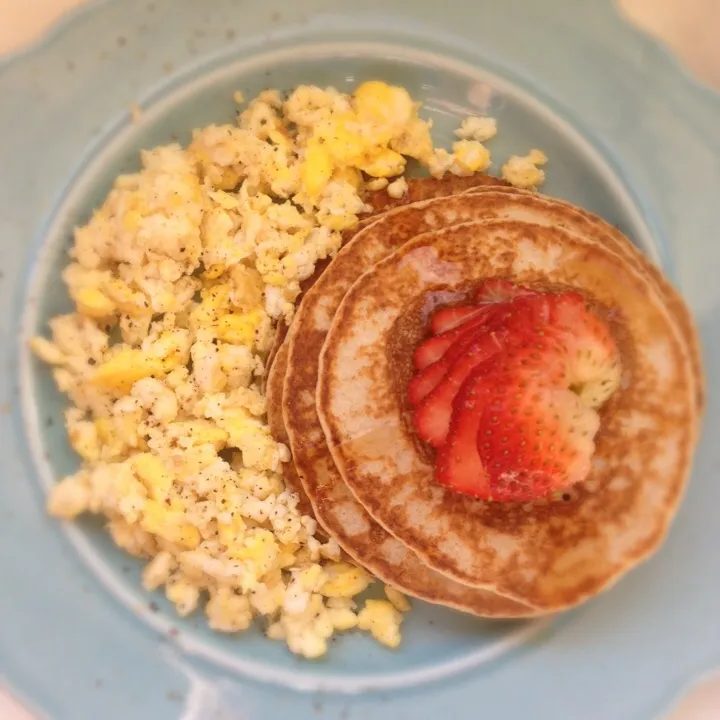 Protein pancakes with scrambled eggs|bethandclydeskitchenさん