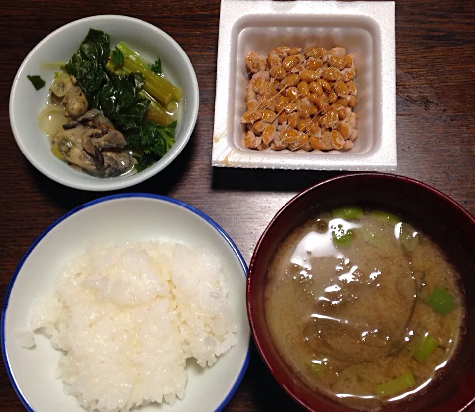 朝ごはん 牡蠣とかき菜 納豆 ネギととろろ昆布の味噌汁 白飯|ぽんたさん