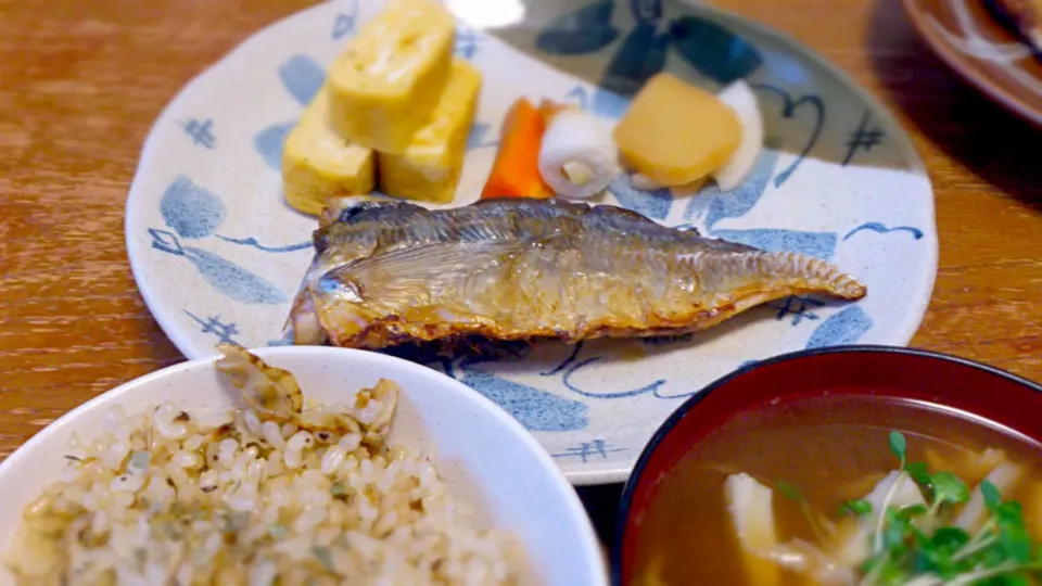 ホタテの貝ヒモの洋風炊き込みご飯で焼き魚定食【鯵】|プチテンよすさん