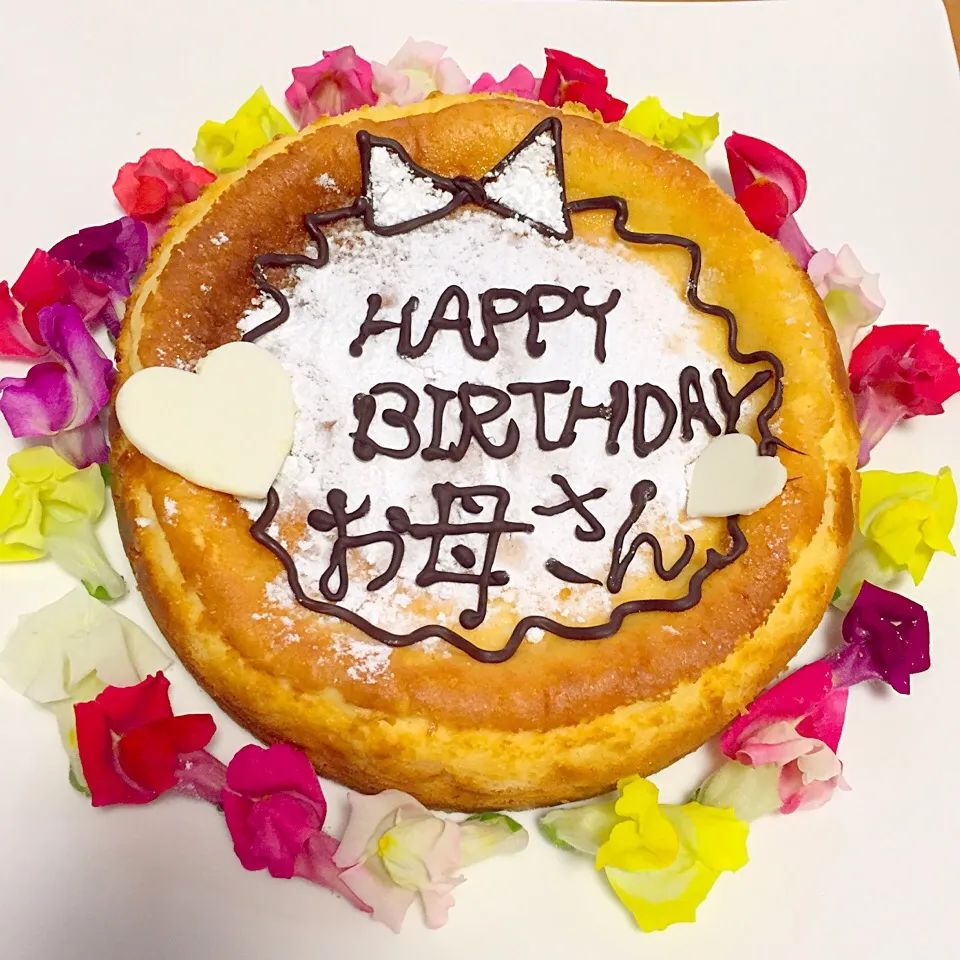 Snapdishの料理写真:お母さんにお誕生日のベイクドチーズケーキ❤️食用花を添えて(|ふみぃさん