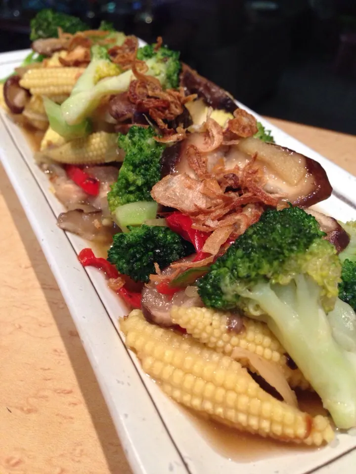 Stir Fried Broccoli, Shitake Mushroom & Young Corn in Oyster Sauce.|Joha Hassanさん