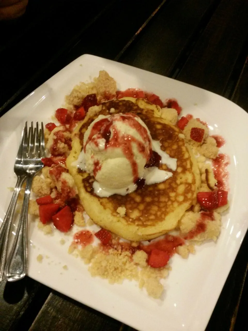 Pancake with Strawberries Crumble|Jeab Lertさん