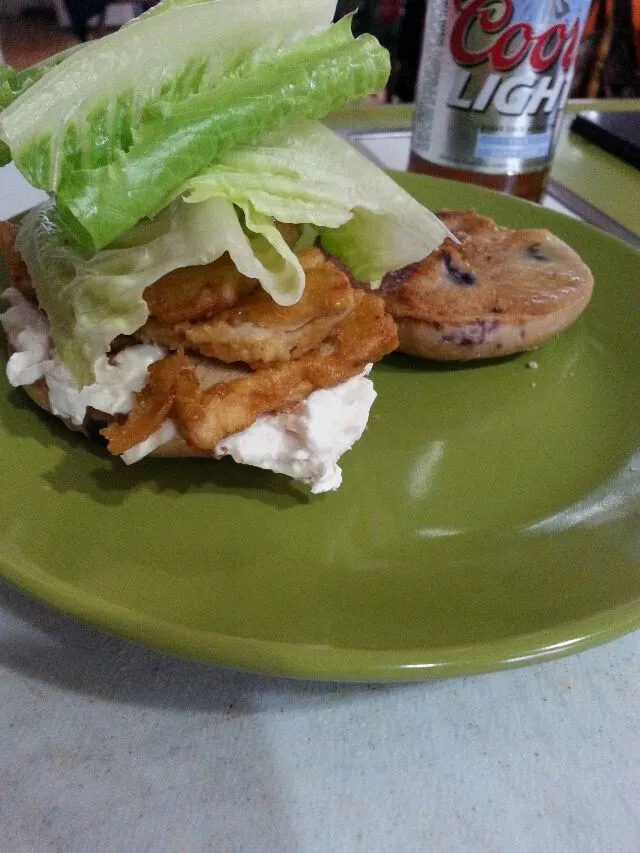 blueberry bagel with gardein mandarian chix,  cream chz,  And lettuce.|Polly Gelfusoさん