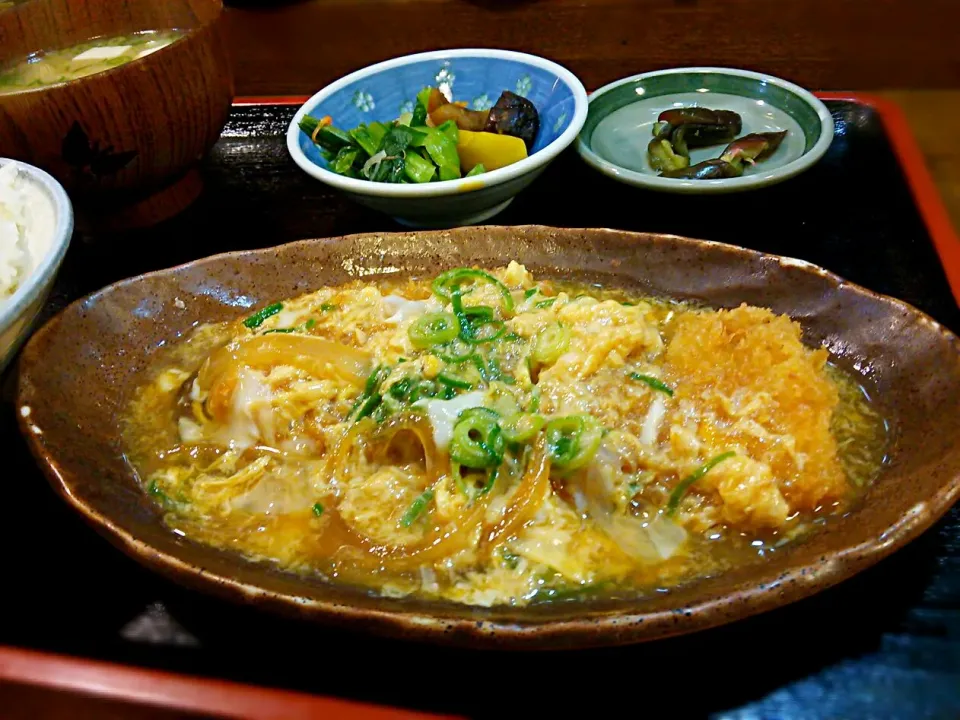 今日のランチはカツ玉定食600円也。お店は、お寿司屋さんの看板出してるのに中身は居酒屋さん風🍶でも、さすがお寿司屋さんというべきか、お米が美味しい✨✨✨
でも、昼から泡麦茶飲んてる羨ましいオジサン居ましたがな😱|にゃあ（芸名）さん