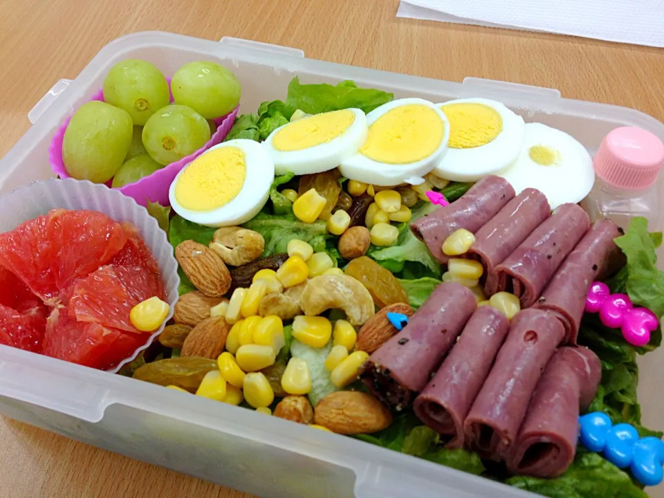 Snapdishの料理写真:Beef Pastrami on a bed of salad & mix nuts|Adele kangさん