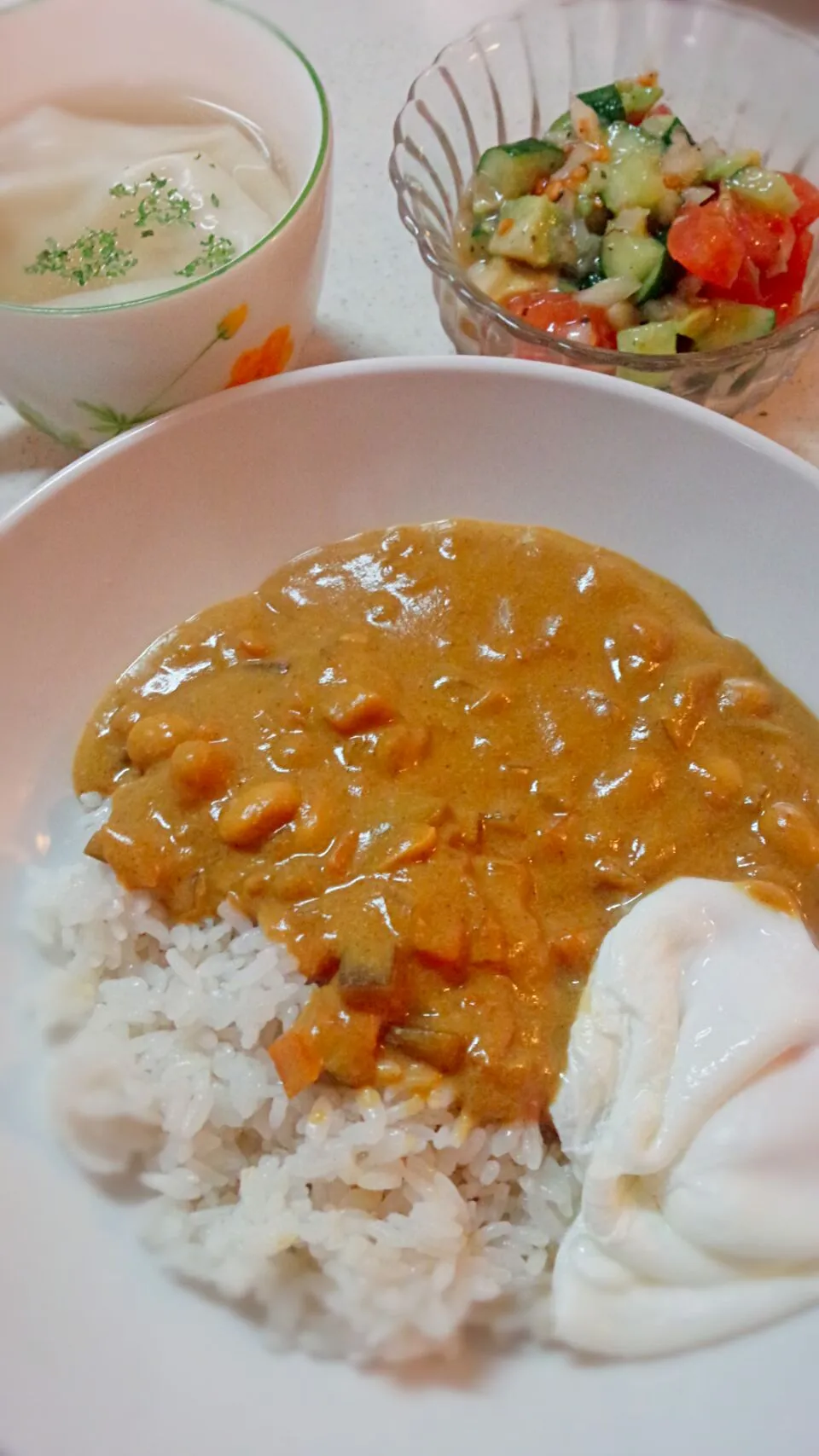 ナスとお豆のまろやか豆乳カレー＊ポーチドエッグ添え♡息子ご飯☆|ゆっこさん