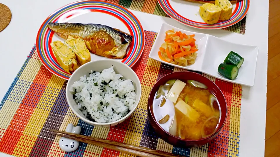 今日の夕食 塩鯖、だし巻き玉子、切り干し大根の煮物、きゅうりの甘酢漬け、豆腐の味噌汁、わかめごはん|pinknari🐰🌈さん