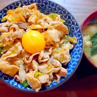 Snapdishの料理写真:豚キムチ丼 卵黄乗せ