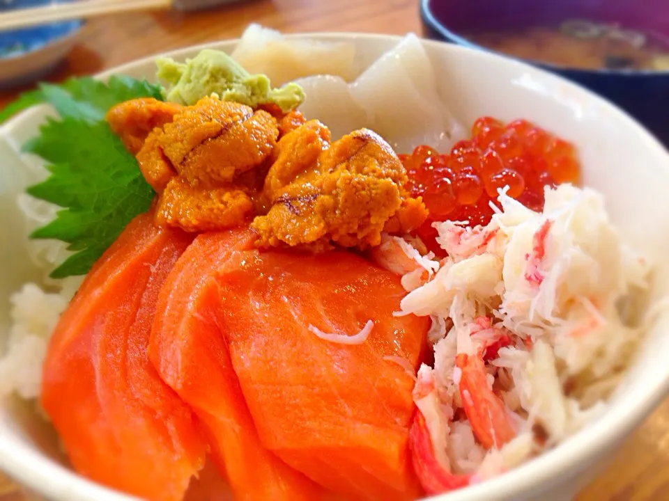 Snapdishの料理写真:北部市場の北海丼。1150円でお腹いっぱい！|Yuccaさん